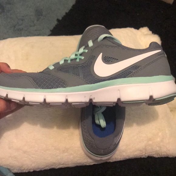 Gray Nike sneakers - Picture 2 of 4